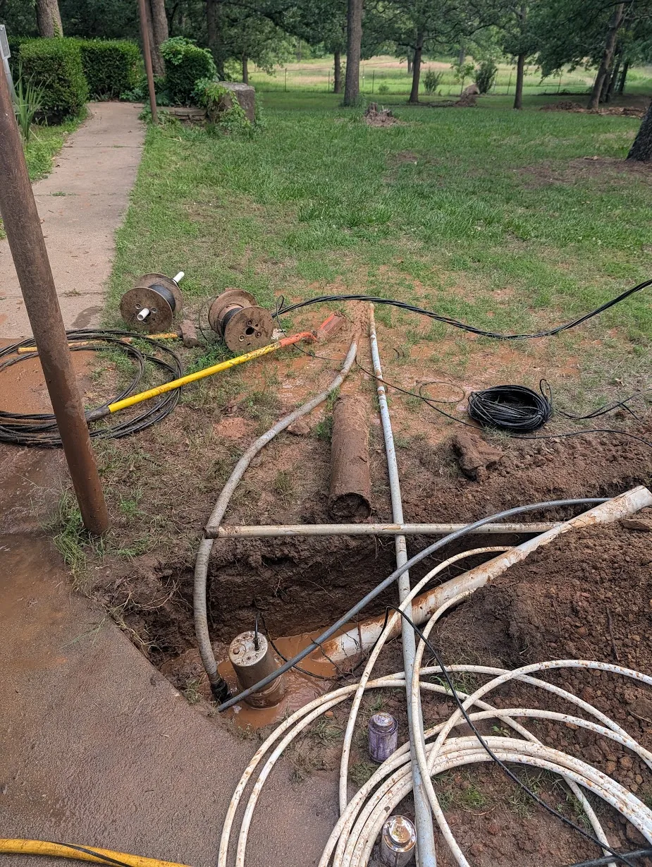 Sump pump clearing mud slurry from the trench