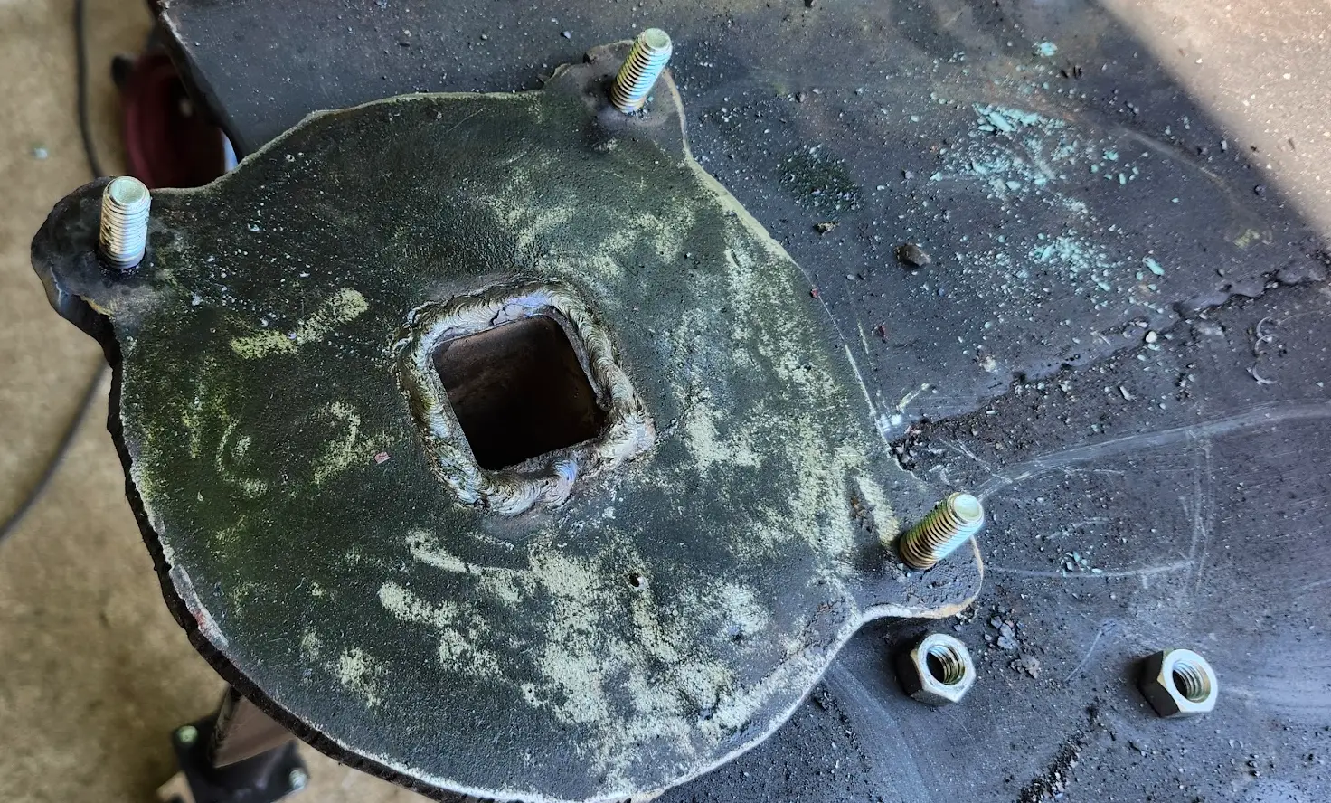 Photo showing the top of the vise mounting plate