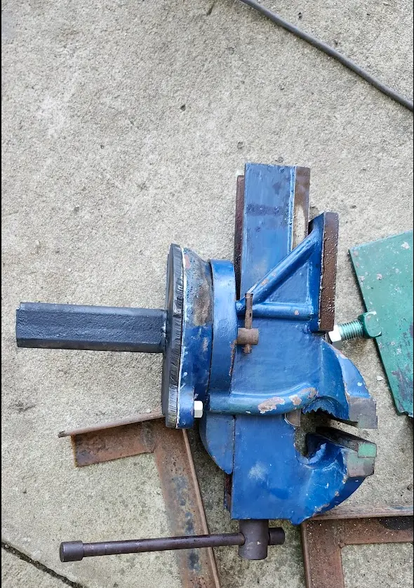 Picture of the finished vise assembly laying on the ground