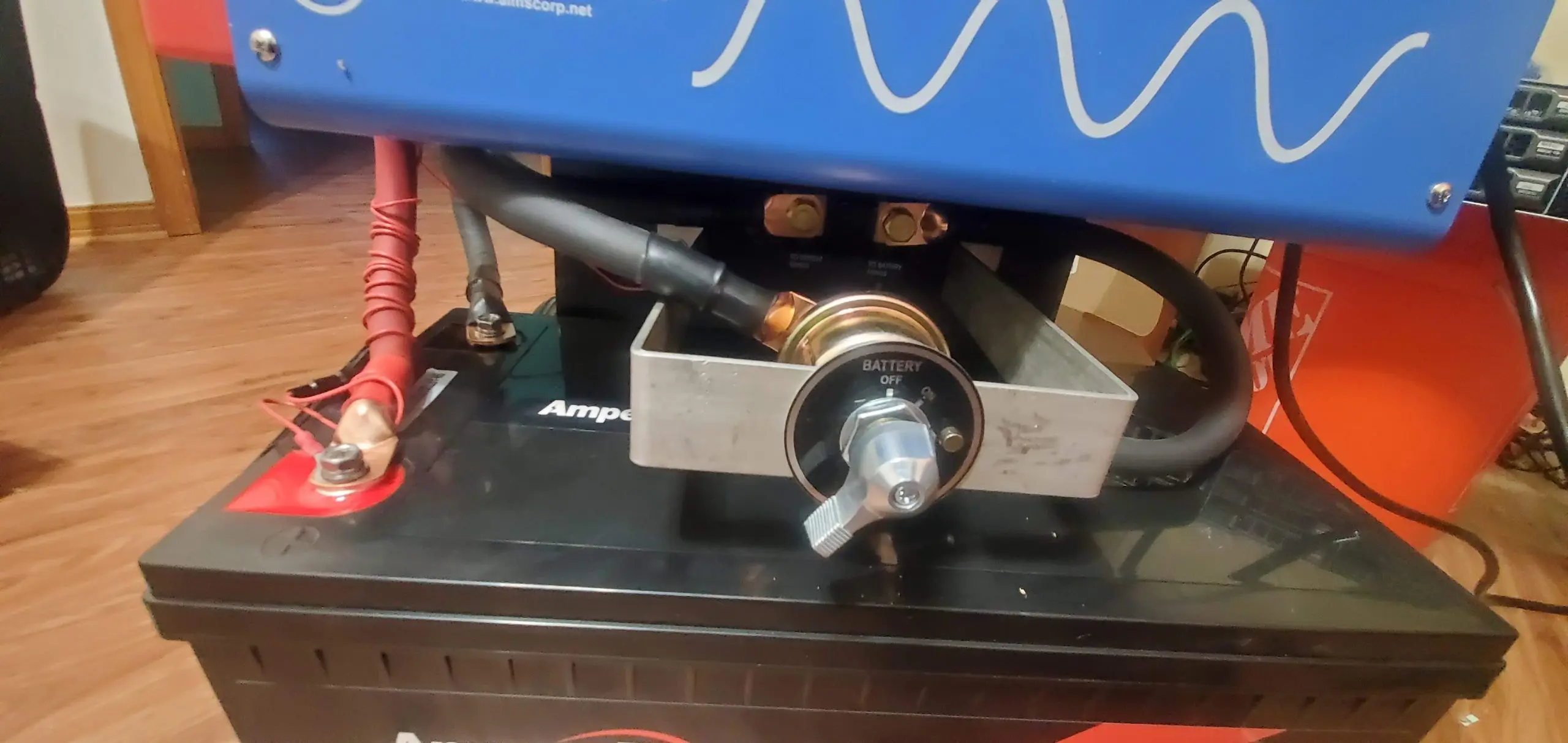 A closeup of the components between the inverter/charger and battery.
